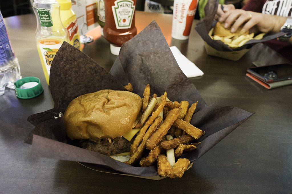 canadian-burger-at-toronto-airport