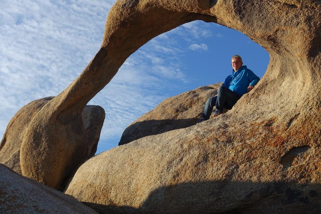 sandstone-arch-in-alabama-hills